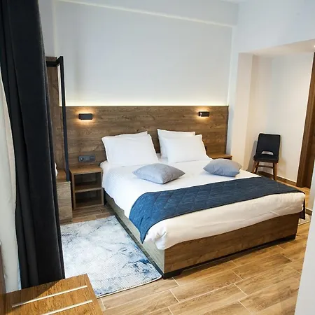 Hotel River House *